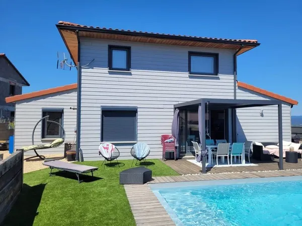 TRES BELLE MAISON AVEC PISCINE ET VUE MAGNIFIQUE