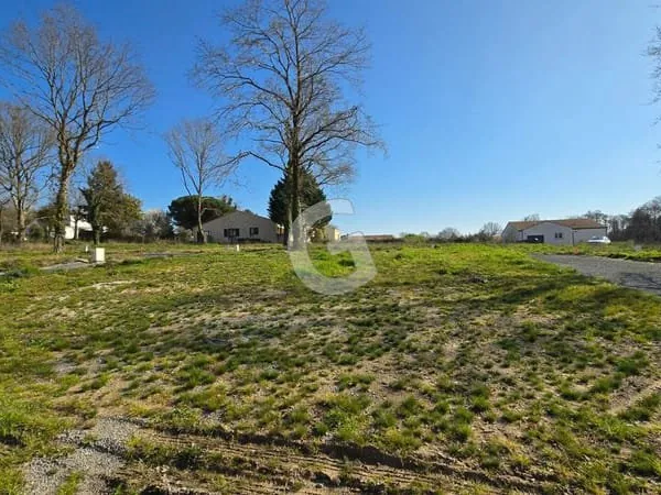 TERRAIN À BÂTIR VIABILISE DE 383M² A VENDRE POIROUX