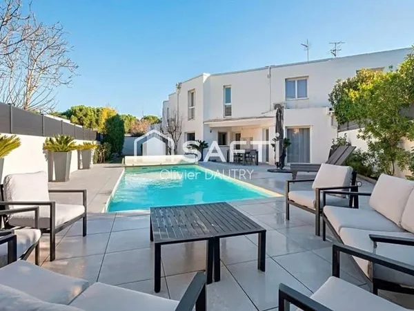 Maison familiale rénovée - piscine - volumes