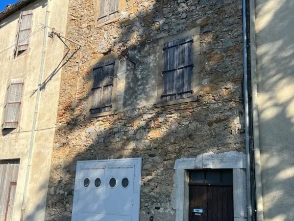 Maison de village avec patio possible et garage