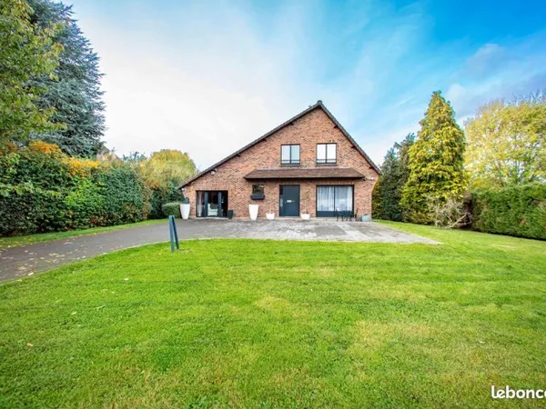 Maison individuelle semi-plain-pied possibilité activité libérale ou commerciale sur 1855m2