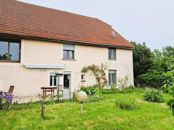 Proche Saint-Vit maison de 230 m² sur 880 m² de terrain.