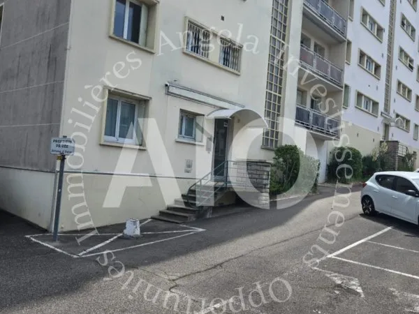Appartement T4 pièces avec balcon, cave et stationnement Rue