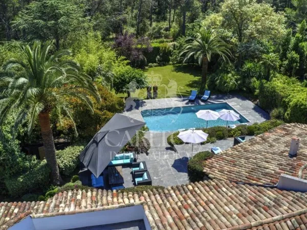 MOUGINS- Villa contemporaine dans un domaine sécurisé