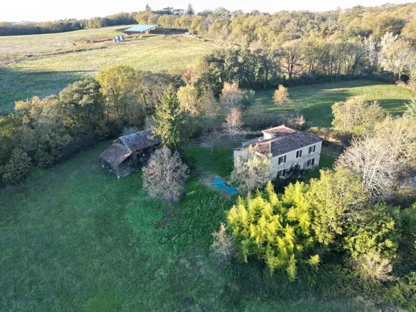 Maison en pierre sur plus de 3ha avec dépendance