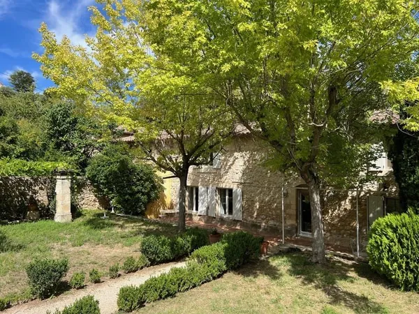 Mas en pierre restauré à vendre à 15 minutes de Bonnieux avec un beau jardin arboré et clos de murs