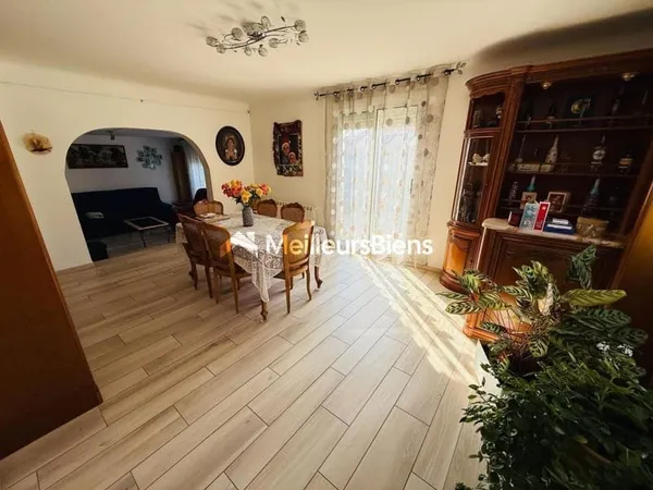Maison 7 pièces avec piscine et garage