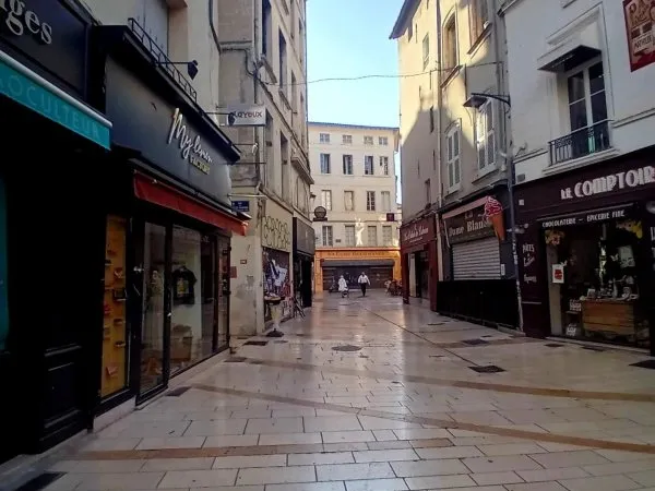 Murs Commerciaux au Coeur d'Avignon