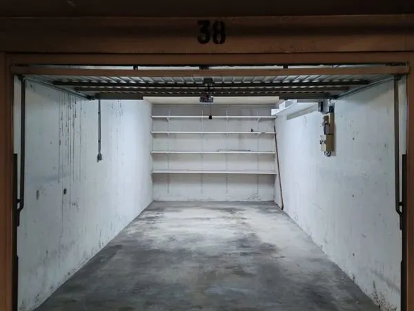 Grand BOX fermé 20 m2 Paris 16