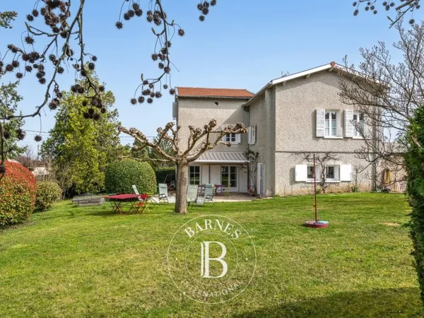 Francheville - Maison de 243 m² habitables - 6 chambres - Terrain 1340m² environ