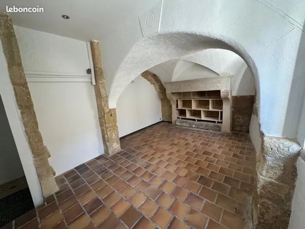 Local professionnel 20 m² - Gallargues centre - RDC