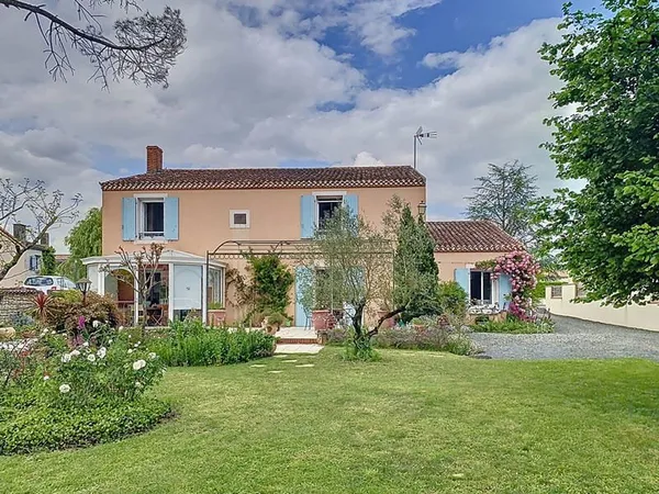 Maison à Vendre en exclusivité, 5 chambres, garage, jardin clos, située à Saint Jean D'hermine, 30 m