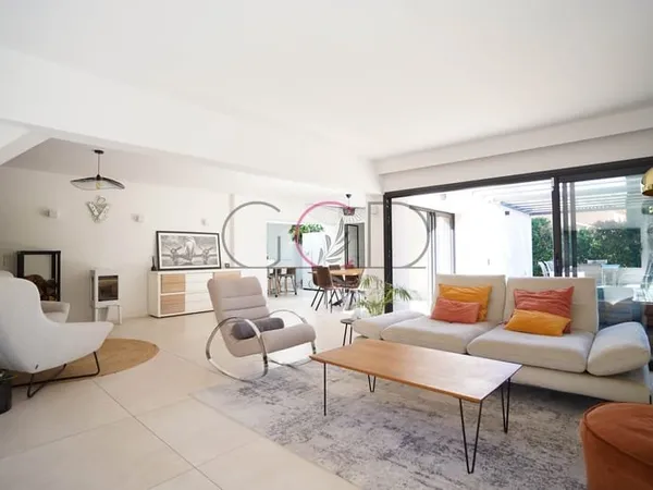 Propriété au calme à Ventabren 200m2 + dépendance