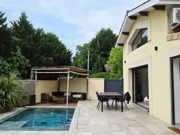 Maison en pierre et moellons rénovée - Piscine