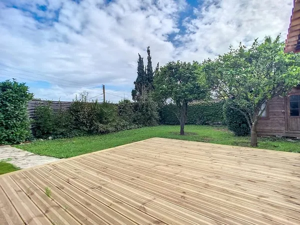 COLOCATION OU LOCATION JUSQU'A JUIN 2026 3 PIECES BAS DE VILLA JARDIN 90M2