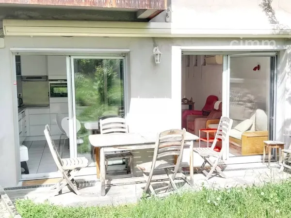 Maison de ville sur trois niveaux avec jardin, garage et caves