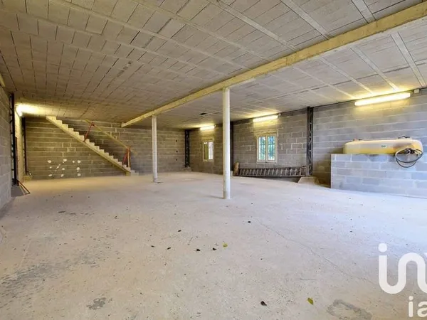 Local 6 pièces 410 m²