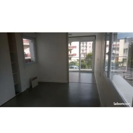 Appartement 2 pièces proche commodités etface de droit