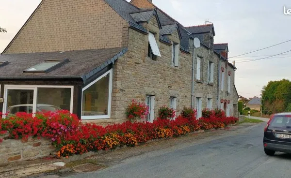 Maison bretonne,jardin, champs