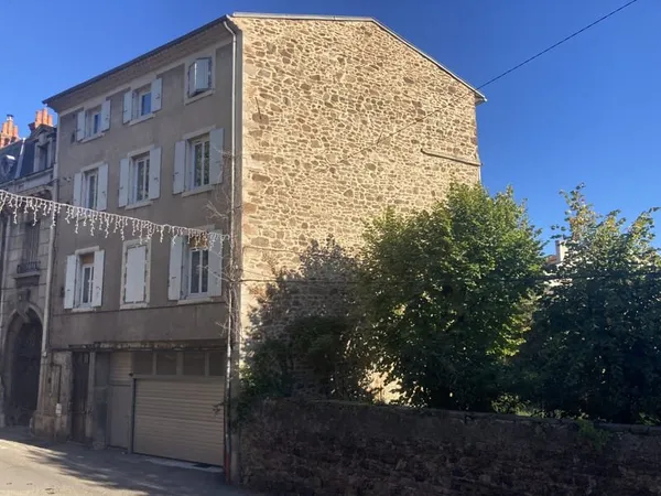 Proche centre-ville, immeuble de rapport avec 4 appartement et 12 lots de parkings.