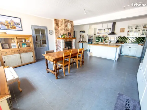 Maison avec dépendances et garages sur une parcelle de 1248m2