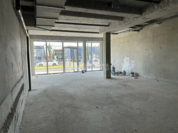 Local commercial 111 m²