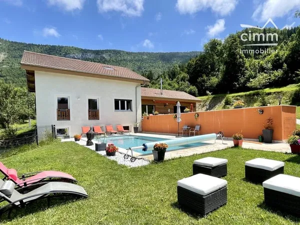 Maison 7 pièces 303 m²