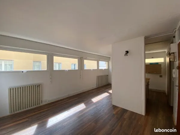BORDEAUX Sainte Croix : Agréable T1 29 m2 dans résidence sécurisée. Idéal investissement ou professi