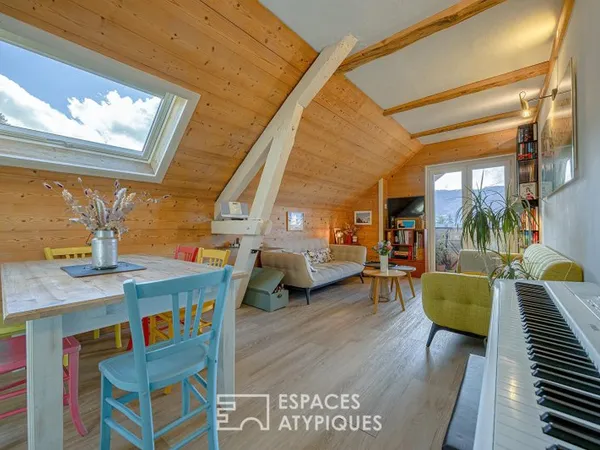 Duplex rénové sous les toits en coeur du village
