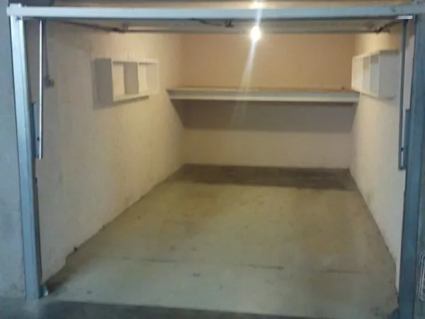 Garage à Saint Genis Laval , à proximité du centre-ville et du métro B