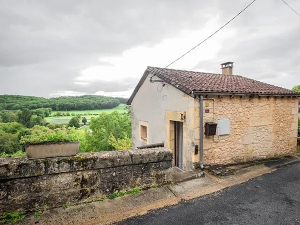 24150- Jolie, petite maison de village, atypique