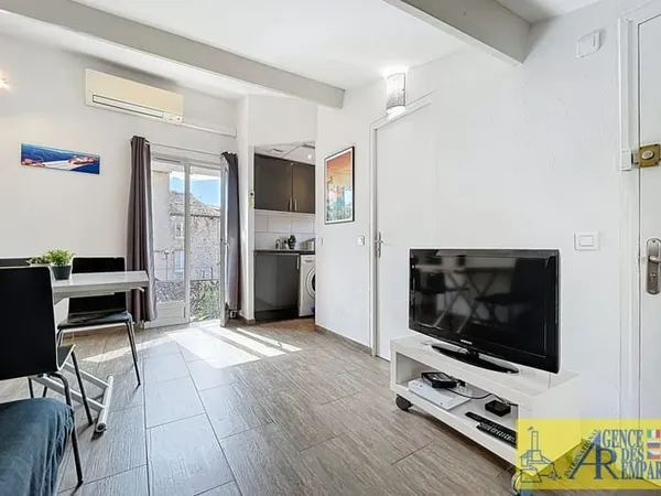 Appartement lumineux au dernier étage dans une ruelle du Vie