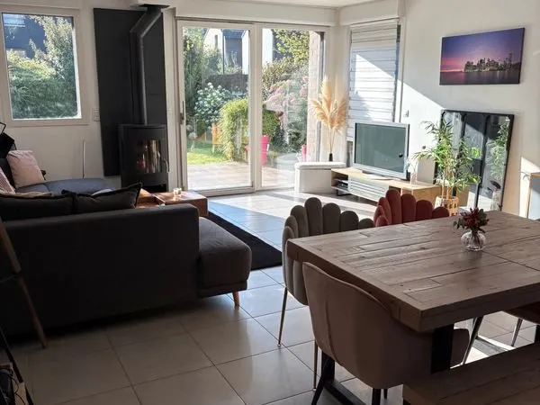 VENTE MAISON INDIVIDUELLE - 3 CHBS - JARDIN - TRES LUMINIEUSE - IDEALEMENT SITUEE (écoles / commerce