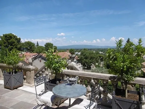 Près dAvignon, maison de maître 19e avec vue panoramique et bas