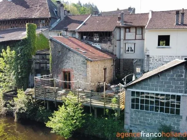 Maison monumentale au bord de la rivière