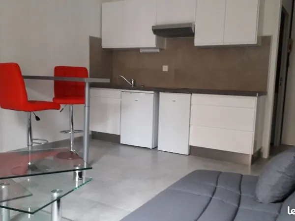 A 10 minutes à pied de l'IUT, Studio MEUBLE refait à NEUF
