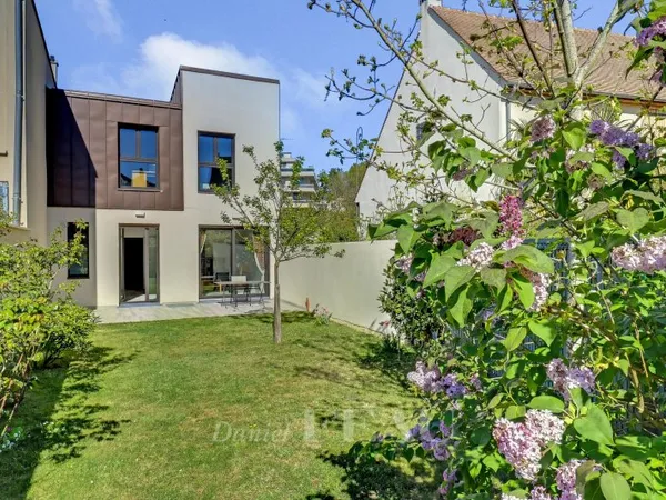 VERSAILLES - Pershing - Maison d'architecte contemporaine, 160 m² au sol, jardin et stationnement