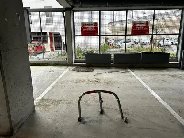1 PLACE DE PARKING - Bas Cenon - Près de ligne A et à 50 mètres de l'arrêt SNCF de Cenon