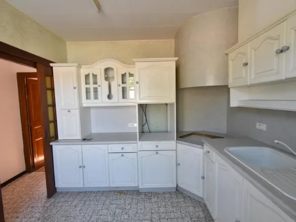 A découvrir au coeur du Beaujolais maison de village idéalement placée à proximité de l'école et des