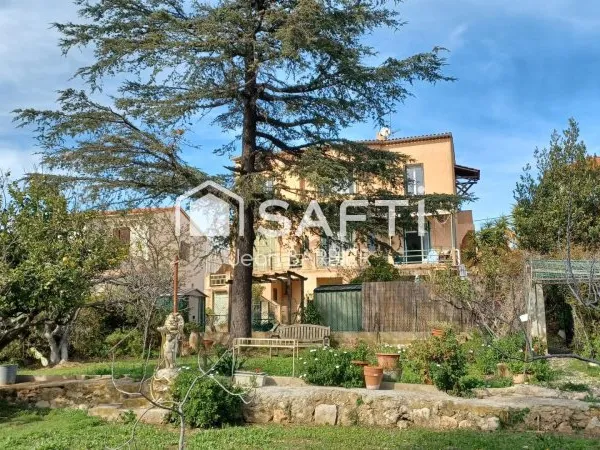Sur la commune de Bandol, a cinq minutes a pied des plages, dans une batisse des années 30, haut de 