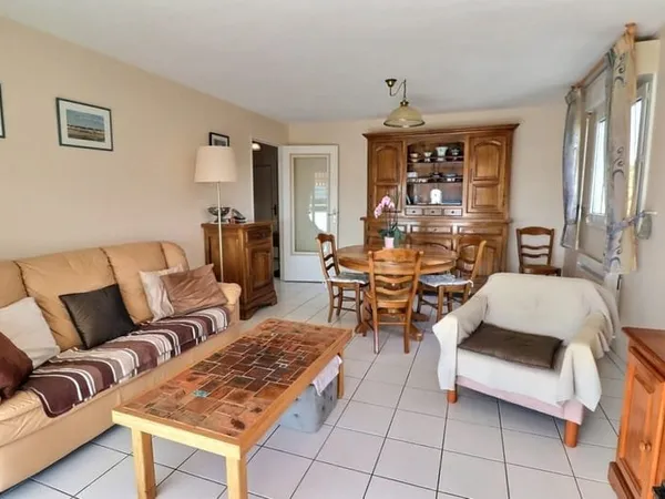 FREJUS - DERNIER ÉTAGE APERCU MER BEAU 3 PIECES AVEC PARKING, CAVE ET GARAGE POSSIBLE