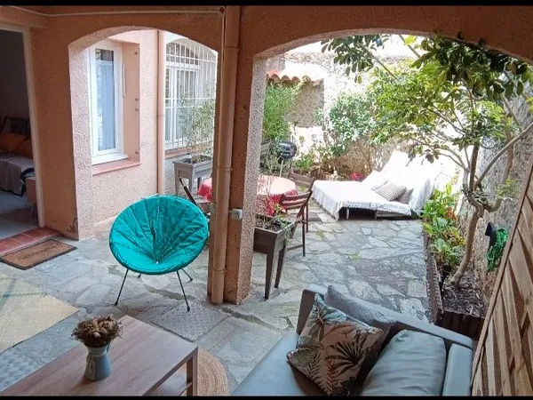 Charmant studio avec patio couvert et jardin, centre village