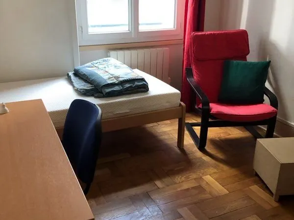 Chambre meublée dans colocation Station métro. Sans souci