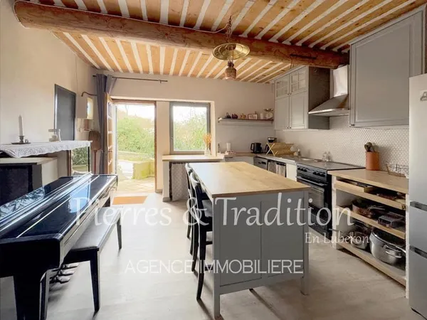 Luberon, belle maison de village avec vue et terrasse
