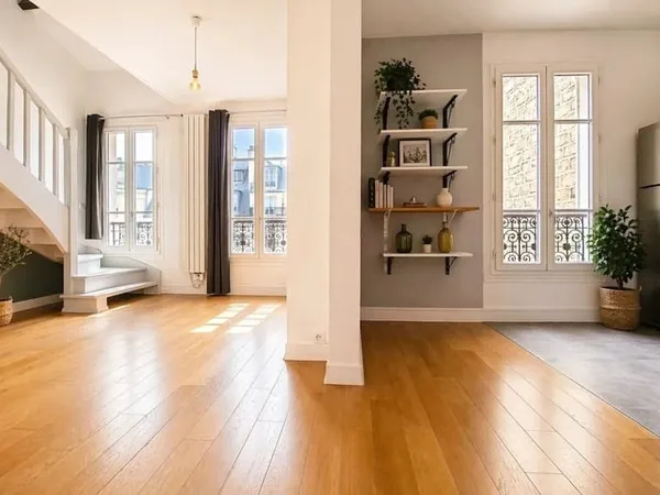 DUPLEX DE CHARME EN DERNIER ÉTAGE.