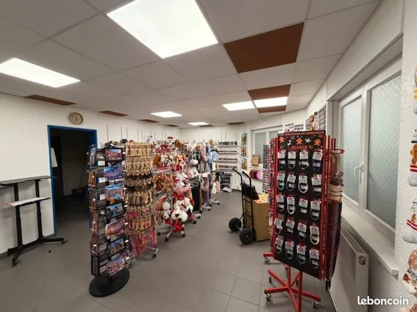 A LOUER : Local, salle d'exposition et BUREAUX 45m2 RDC DANS UN BÂTIMENT NEUF