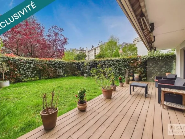 COEUR DE VILLE. TERRASSE, JARDIN PRIVATIF, CAVE ET DOUBLE PARKING.