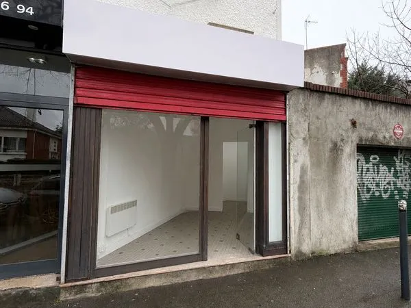A louer local commercial tout commerces