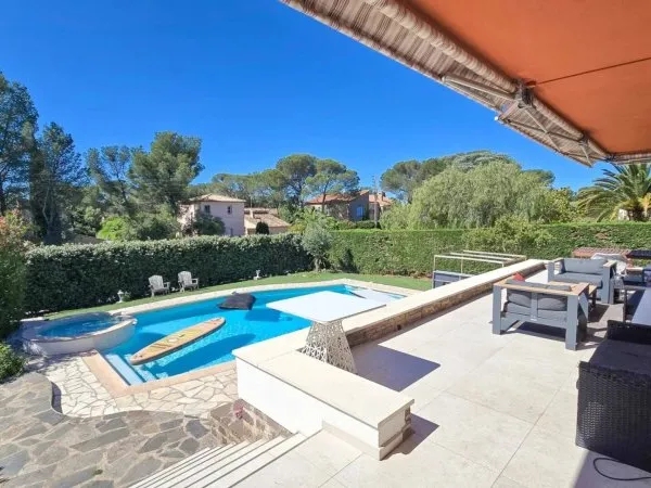 Villa 9 pièces 270 m²