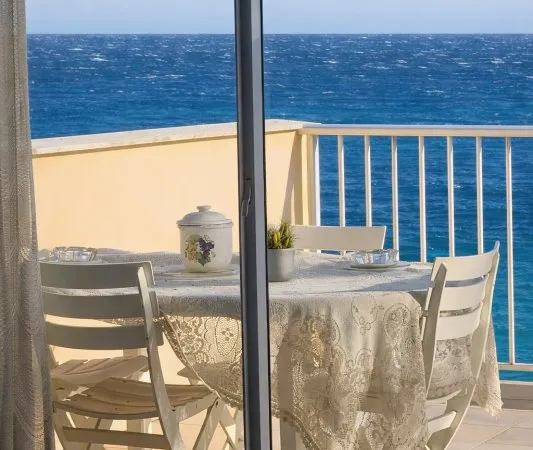APPARTEMENT UNIQUE EN FRONT DE MER - ROQUEBRUNE CAP MARTIN